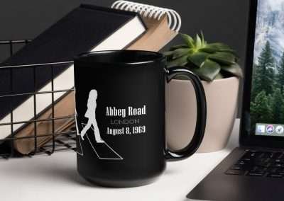Abbey Road - The Beatles / Black Glossy Mug (15 oz)